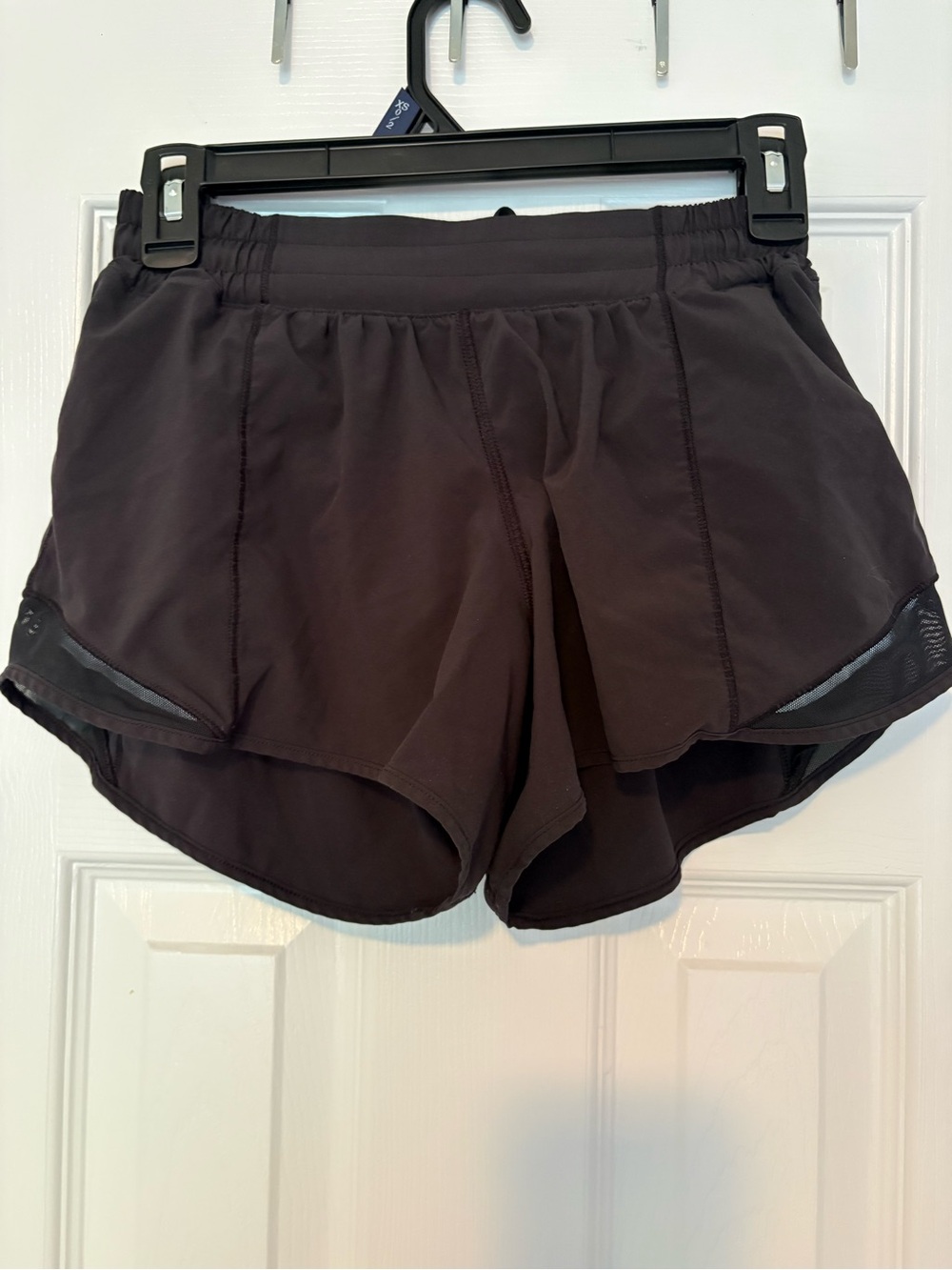 lululemon hotty hot shorts 4” size 6